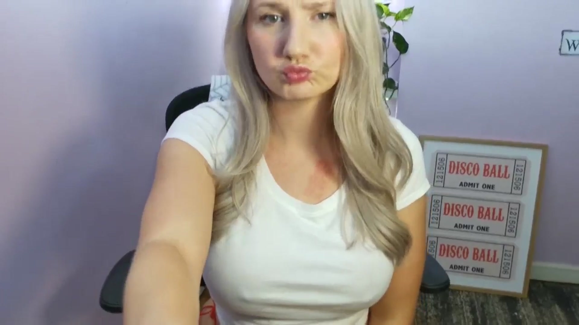 Gallery image thumbnail from EmmaHaze's myfreecams stream on, 10/10/2025, 03:20 image 6 of 20