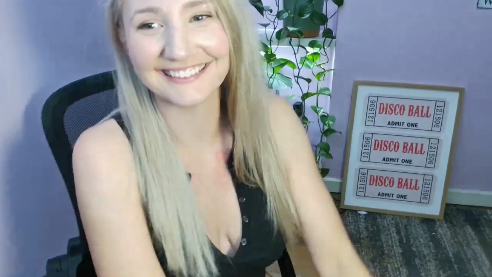 Gallery image thumbnail from EmmaHaze's myfreecams stream on, 10/17/2025, 04:45 image 19 of 20