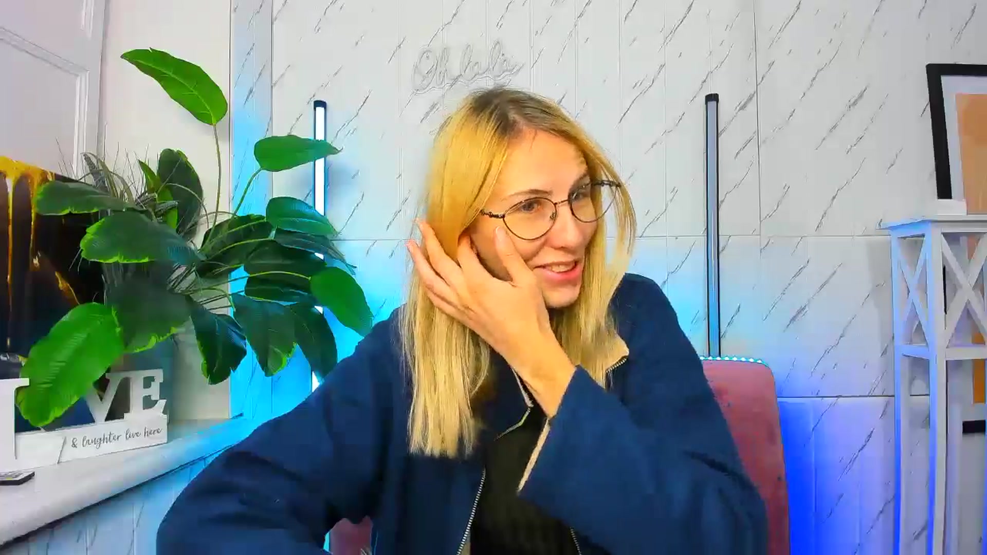 Gallery image thumbnail from EmmaKriss's myfreecams stream on, 12/08/2024, 10:30 image 7 of 20