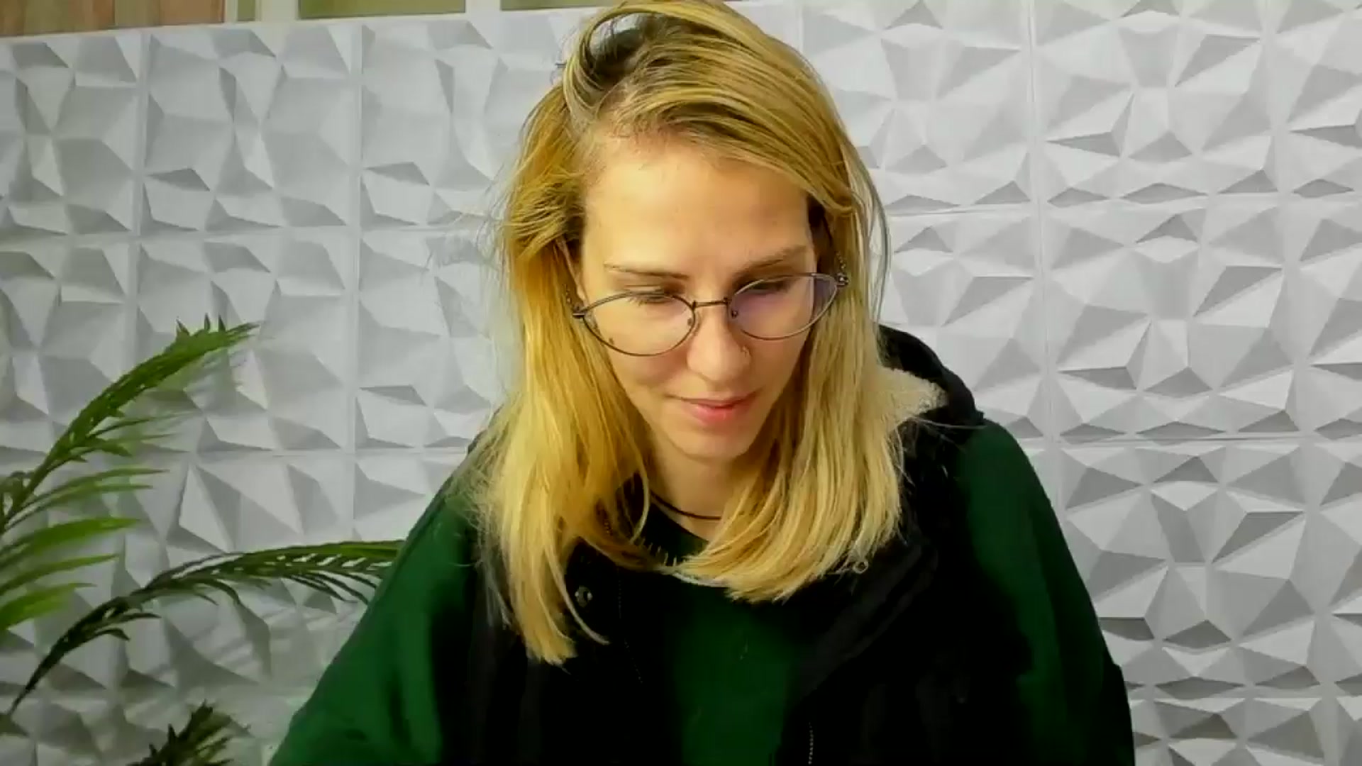 Gallery image thumbnail from EmmaKriss's myfreecams stream on, 12/11/2024, 17:13 image 17 of 20
