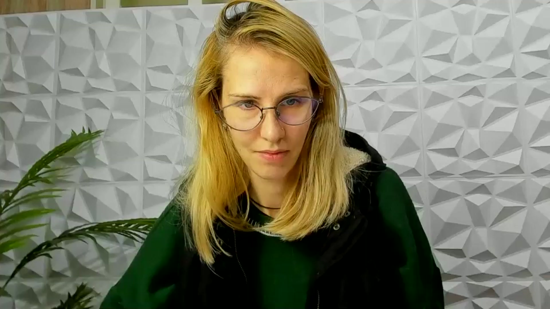 Gallery image thumbnail from EmmaKriss's myfreecams stream on, 12/11/2024, 17:13 image 19 of 20
