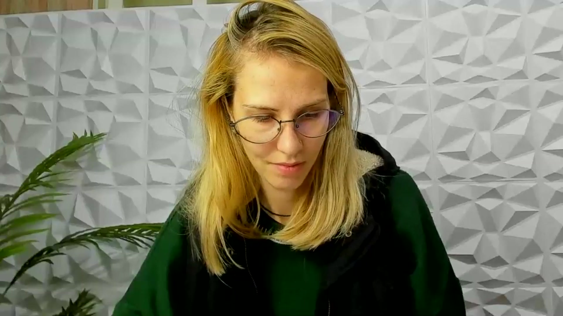Gallery image thumbnail from EmmaKriss's myfreecams stream on, 12/11/2024, 17:13 image 18 of 20