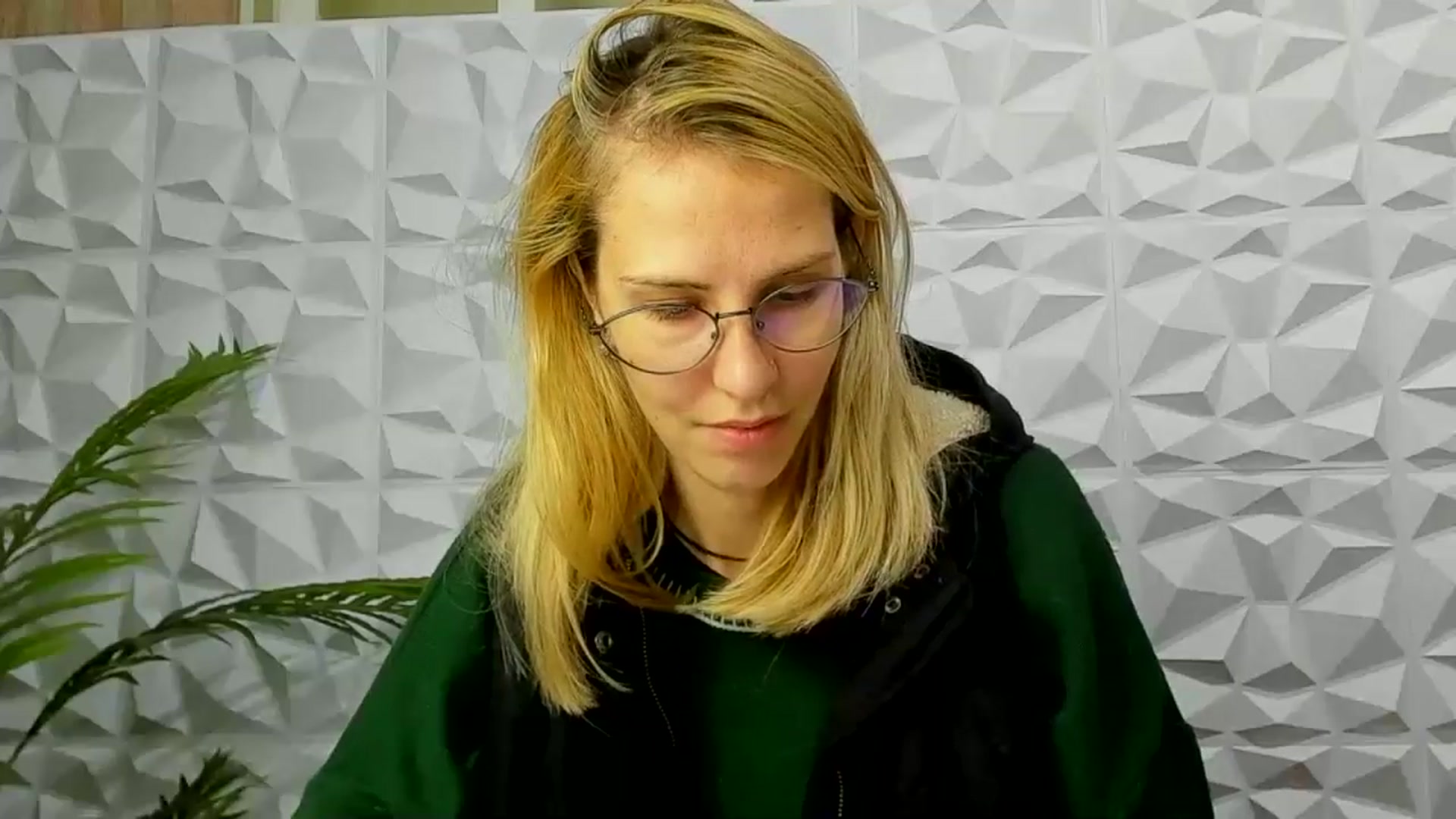 Gallery image thumbnail from EmmaKriss's myfreecams stream on, 12/11/2024, 17:13 image 16 of 20