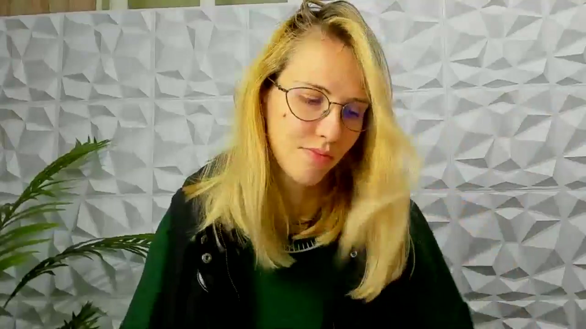 Gallery image thumbnail from EmmaKriss's myfreecams stream on, 12/11/2024, 17:44 image 17 of 20