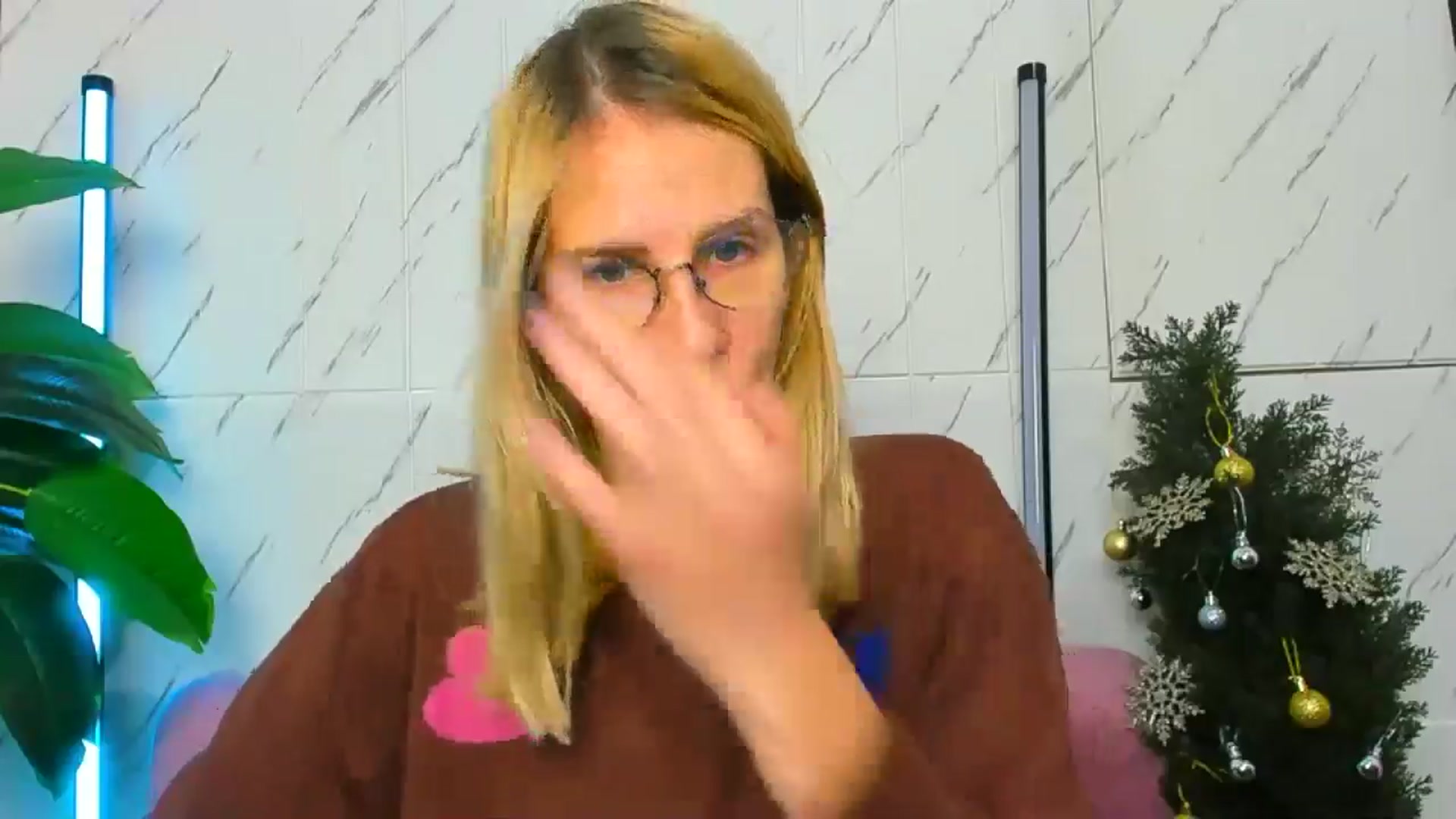 Gallery image thumbnail from EmmaKriss's myfreecams stream on, 12/15/2024, 13:39 image 16 of 20