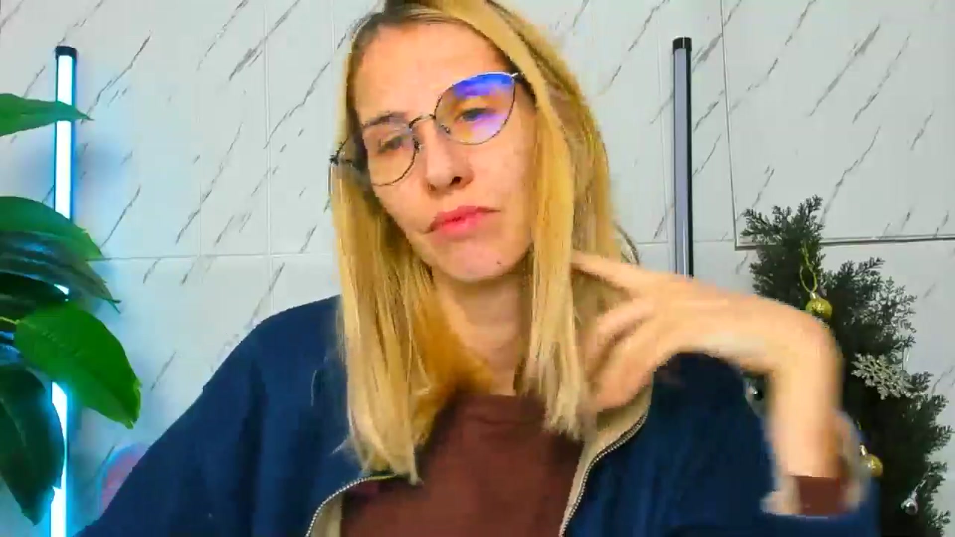 Gallery image thumbnail from EmmaKriss's myfreecams stream on, 12/15/2024, 15:11 image 18 of 20