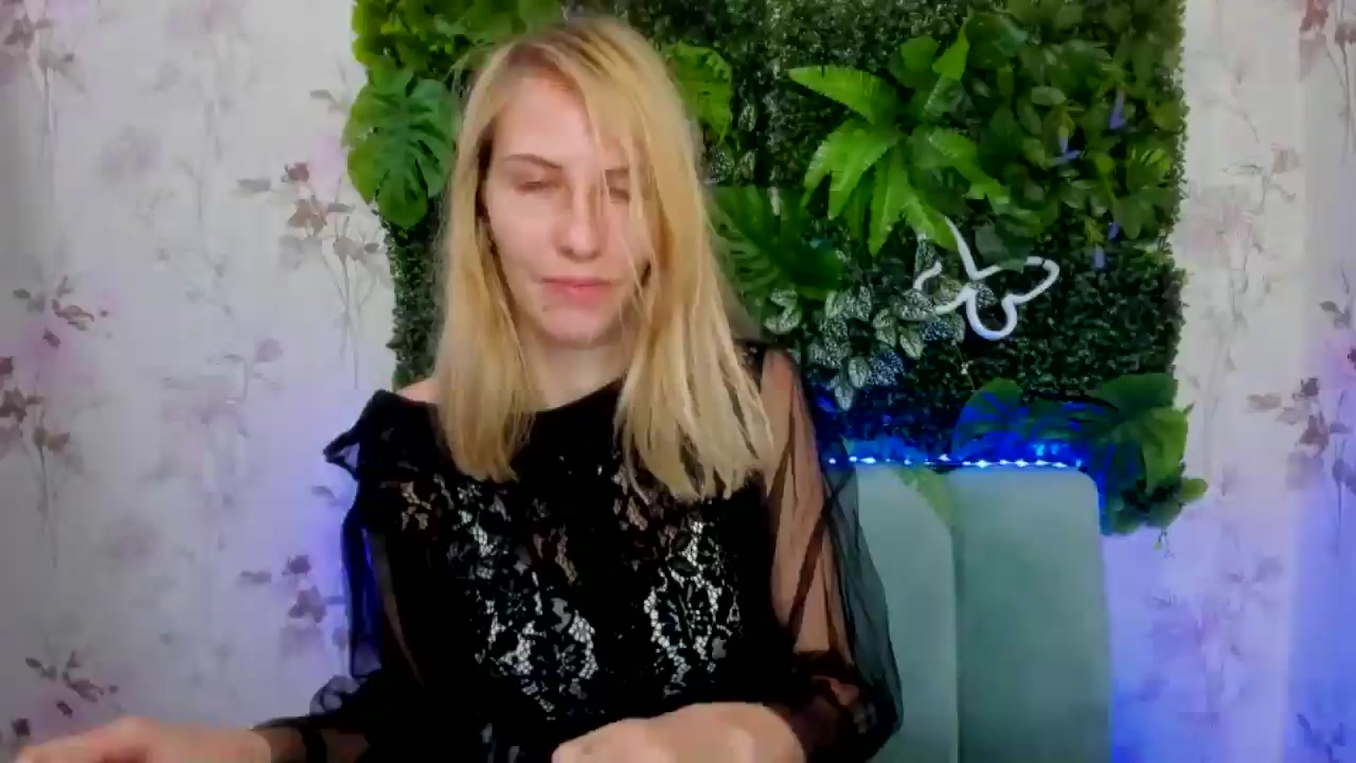 Gallery image thumbnail from EmmaKriss's myfreecams stream on, 12/22/2024, 12:09 image 14 of 20