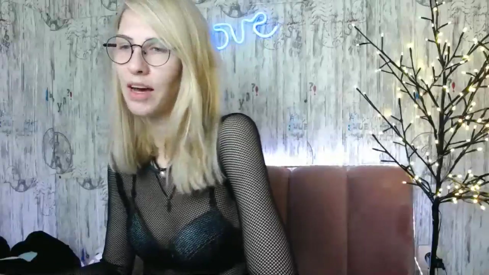 Gallery image thumbnail from EmmaKriss's myfreecams stream on, 12/25/2024, 12:53 image 12 of 20