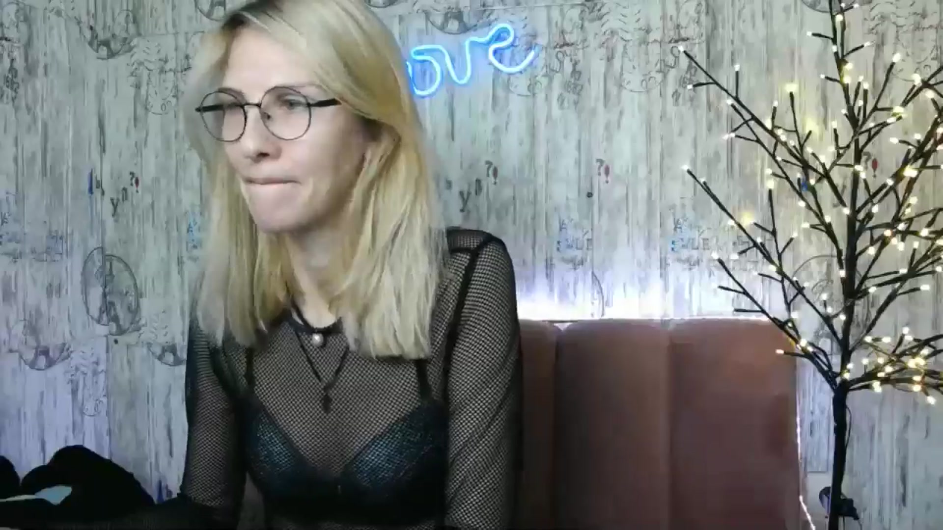 Gallery image thumbnail from EmmaKriss's myfreecams stream on, 12/25/2024, 12:53 image 18 of 20