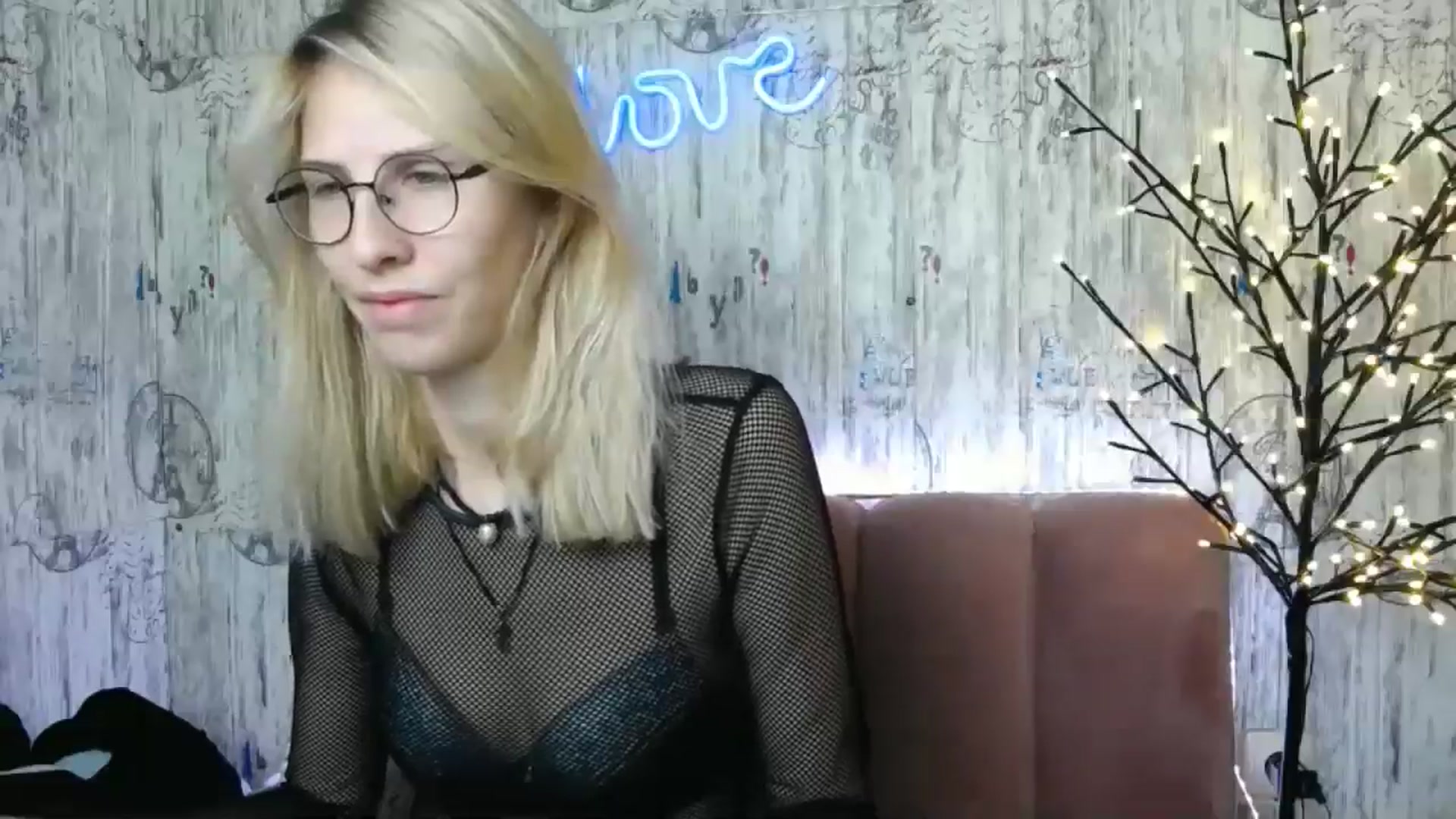 Gallery image thumbnail from EmmaKriss's myfreecams stream on, 12/25/2024, 12:53 image 17 of 20