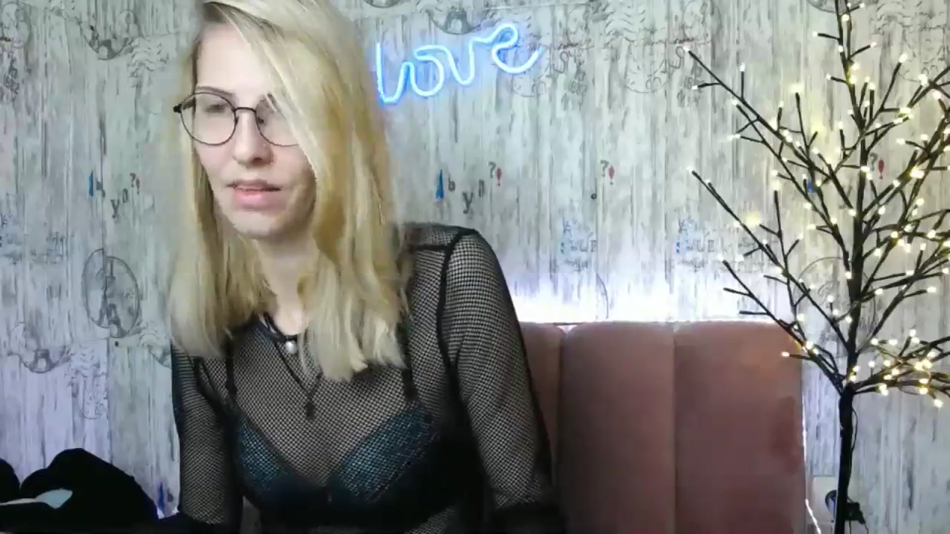 Gallery image thumbnail from EmmaKriss's myfreecams stream on, 12/25/2024, 12:53 image 13 of 20