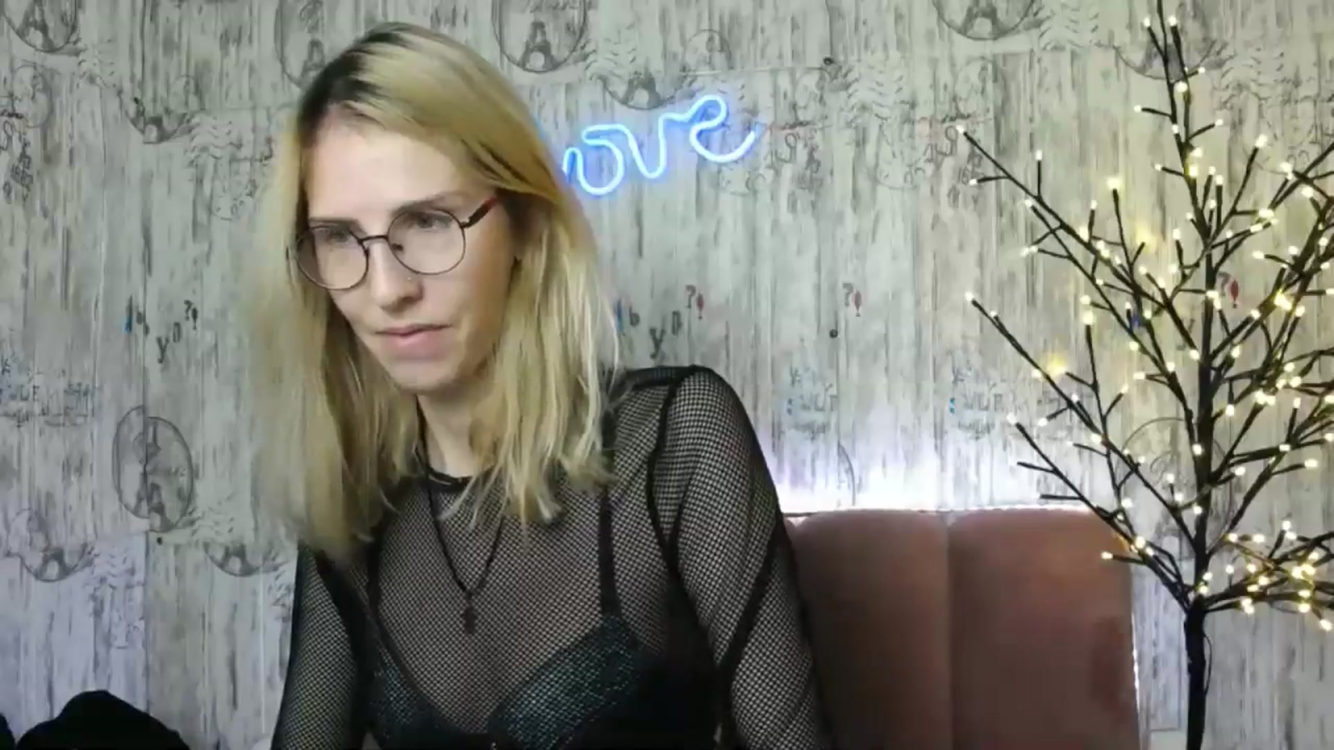 Gallery image thumbnail from EmmaKriss's myfreecams stream on, 12/25/2024, 13:28 image 6 of 20