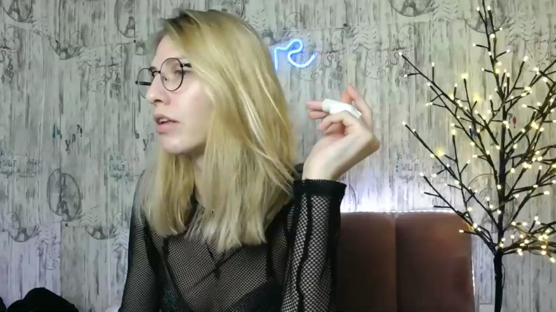 Gallery image thumbnail from EmmaKriss's myfreecams stream on, 12/25/2024, 13:28 image 12 of 20