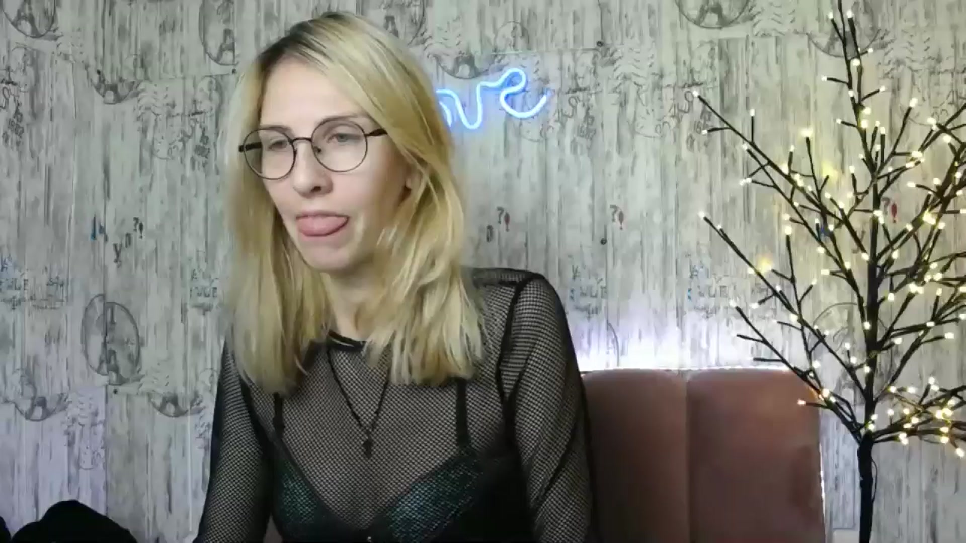 Gallery image thumbnail from EmmaKriss's myfreecams stream on, 12/25/2024, 13:28 image 13 of 20