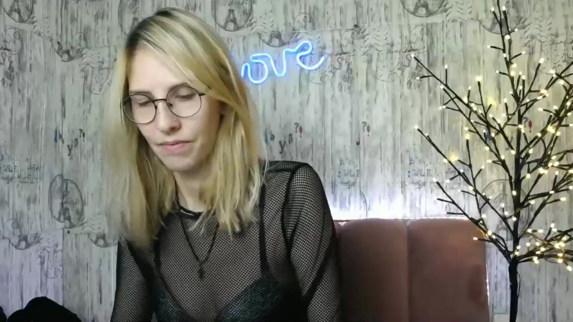Gallery image thumbnail from EmmaKriss's myfreecams stream on, 12/25/2024, 13:28 image 10 of 20