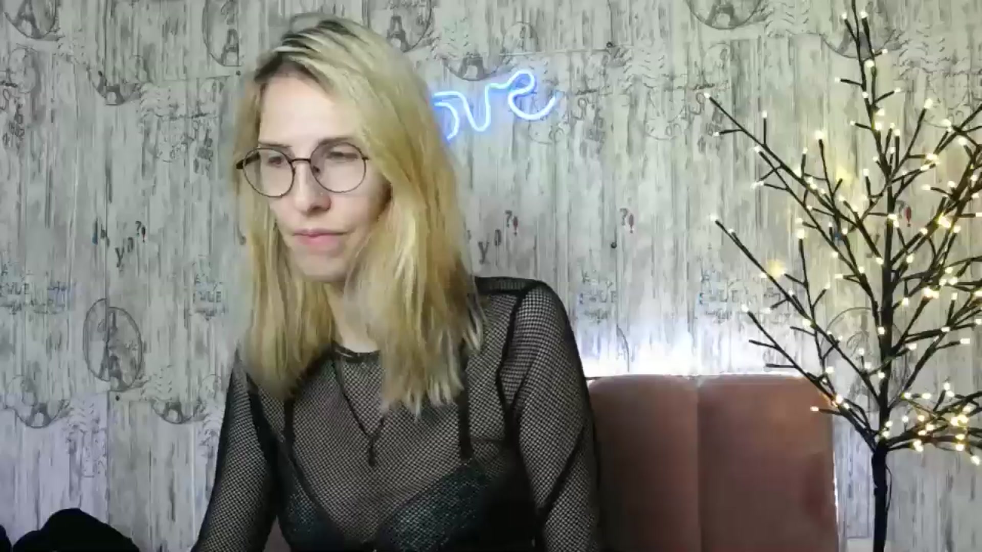 Gallery image thumbnail from EmmaKriss's myfreecams stream on, 12/25/2024, 13:28 image 18 of 20