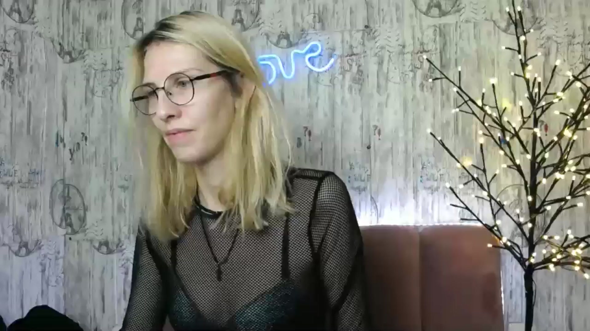 Gallery image thumbnail from EmmaKriss's myfreecams stream on, 12/25/2024, 13:28 image 3 of 20