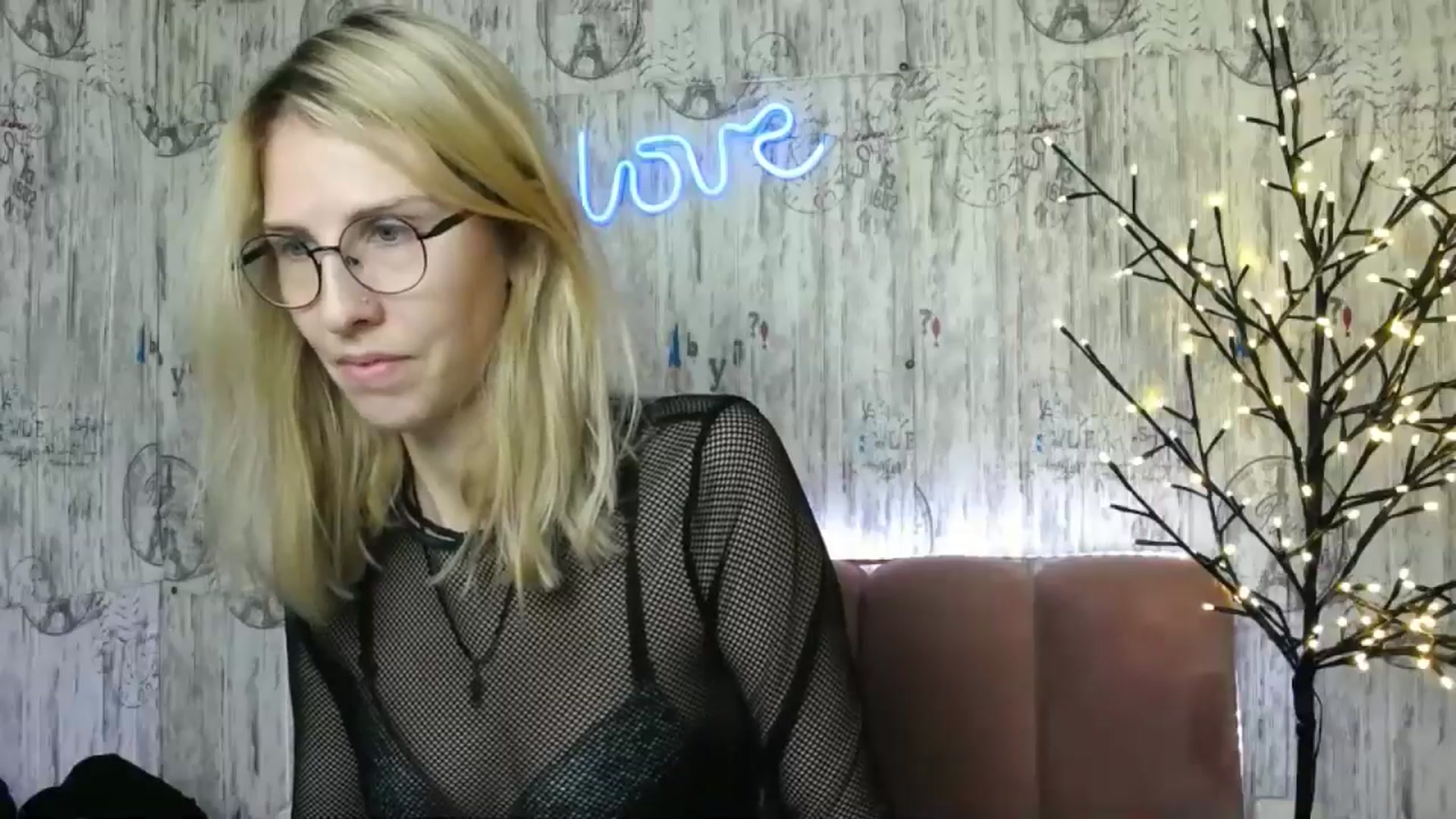 Gallery image thumbnail from EmmaKriss's myfreecams stream on, 12/25/2024, 13:28 image 7 of 20
