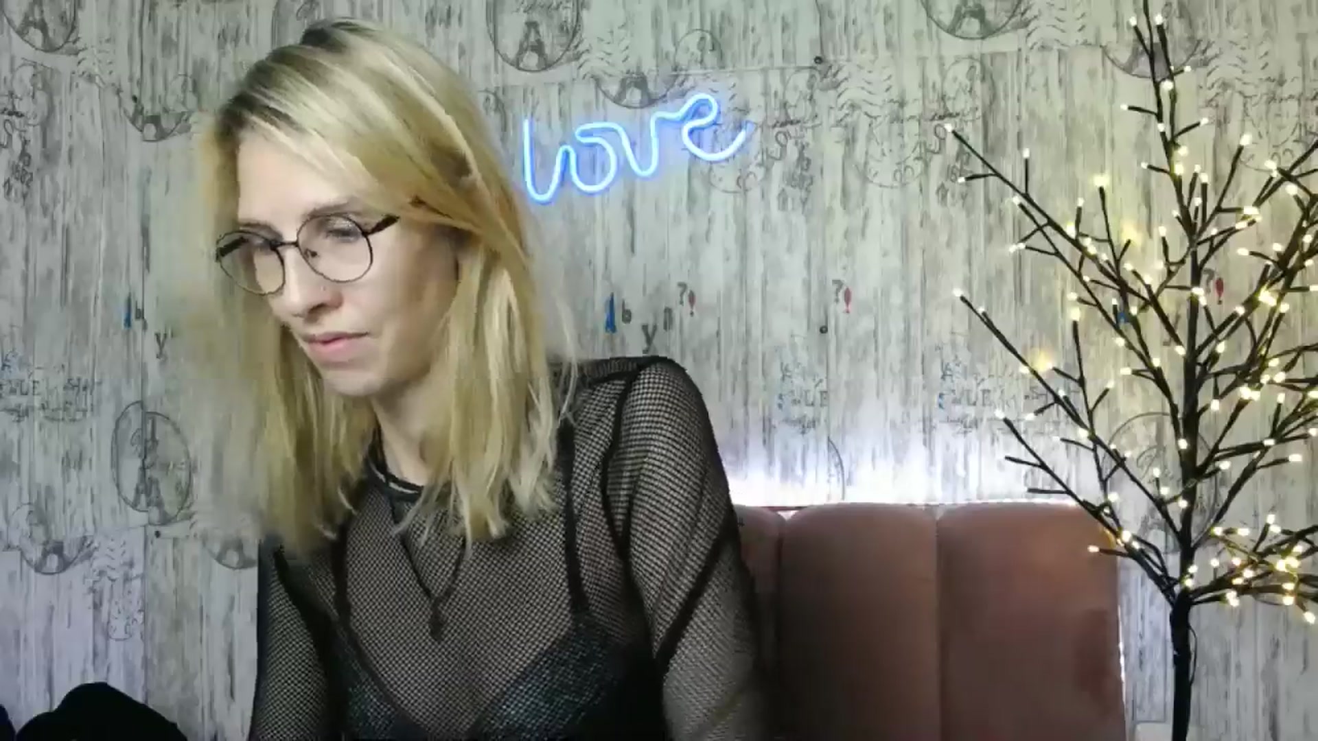 Gallery image thumbnail from EmmaKriss's myfreecams stream on, 12/25/2024, 13:28 image 8 of 20