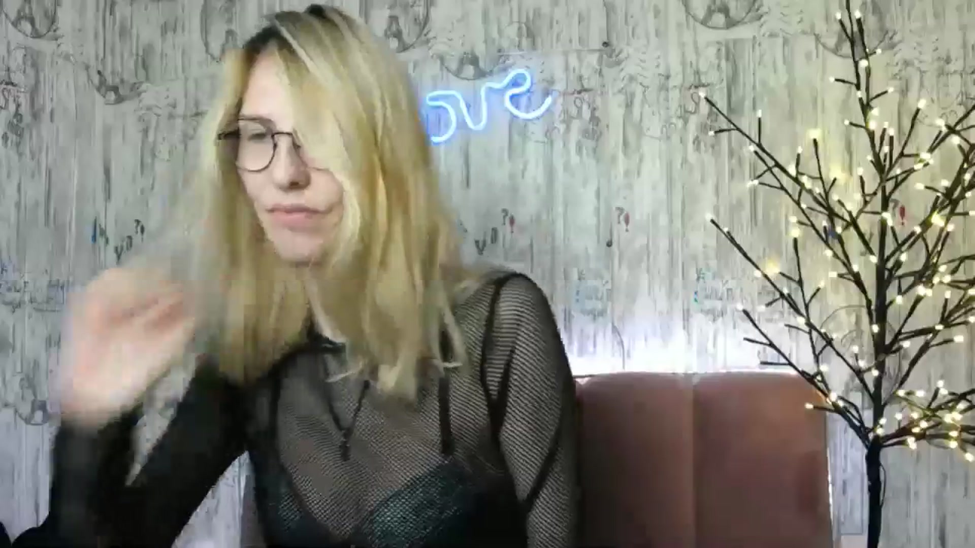 Gallery image thumbnail from EmmaKriss's myfreecams stream on, 12/25/2024, 13:28 image 17 of 20