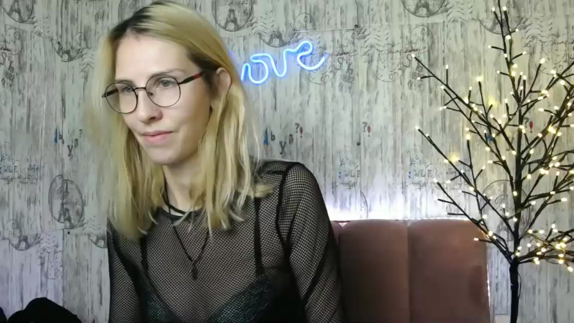 Gallery image thumbnail from EmmaKriss's myfreecams stream on, 12/25/2024, 13:28 image 1 of 20