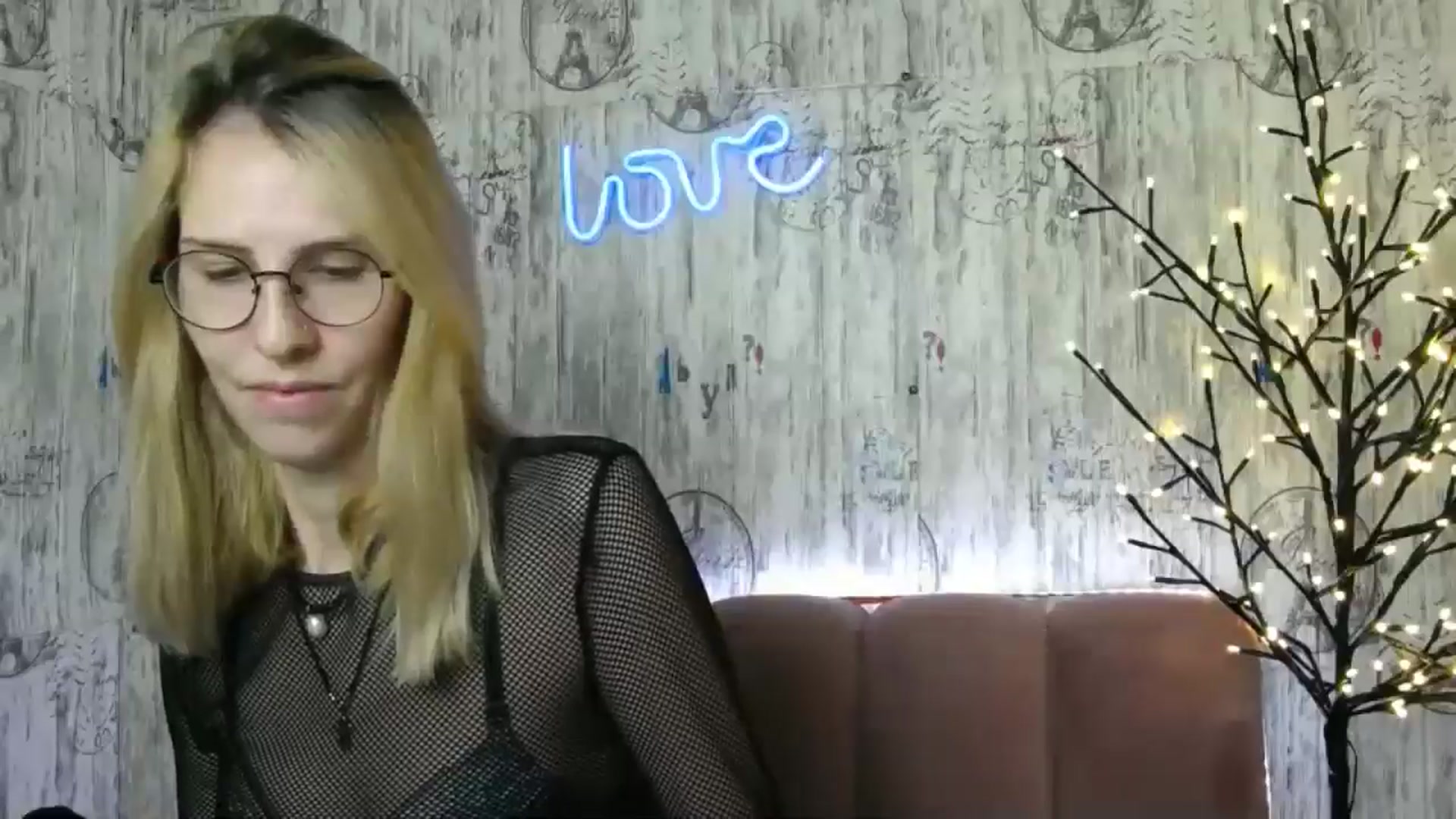 Gallery image thumbnail from EmmaKriss's myfreecams stream on, 12/25/2024, 14:54 image 5 of 20