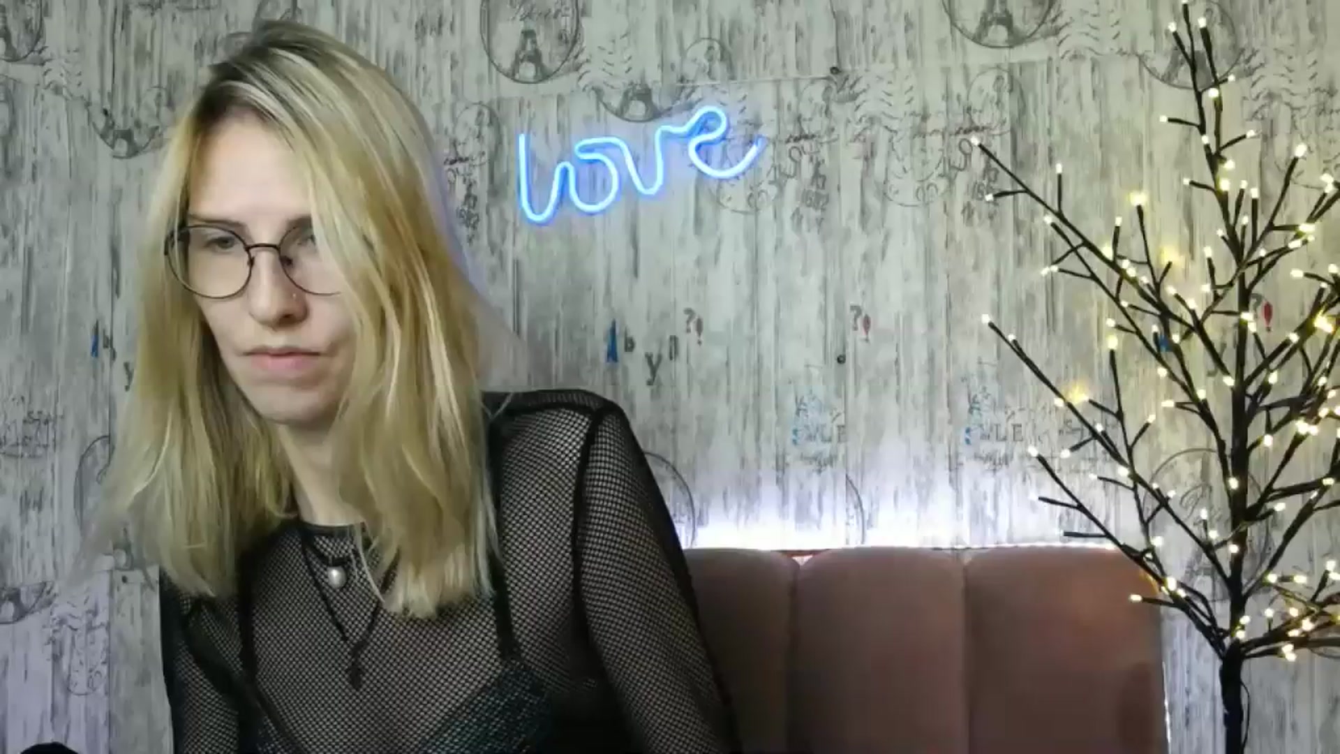 Gallery image thumbnail from EmmaKriss's myfreecams stream on, 12/25/2024, 14:54 image 1 of 20