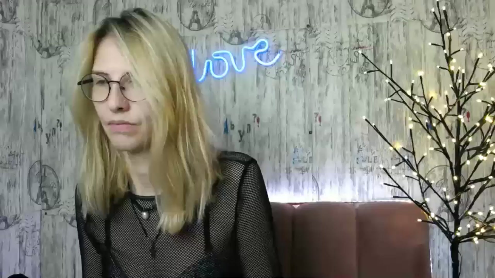 Gallery image thumbnail from EmmaKriss's myfreecams stream on, 12/25/2024, 14:54 image 14 of 20