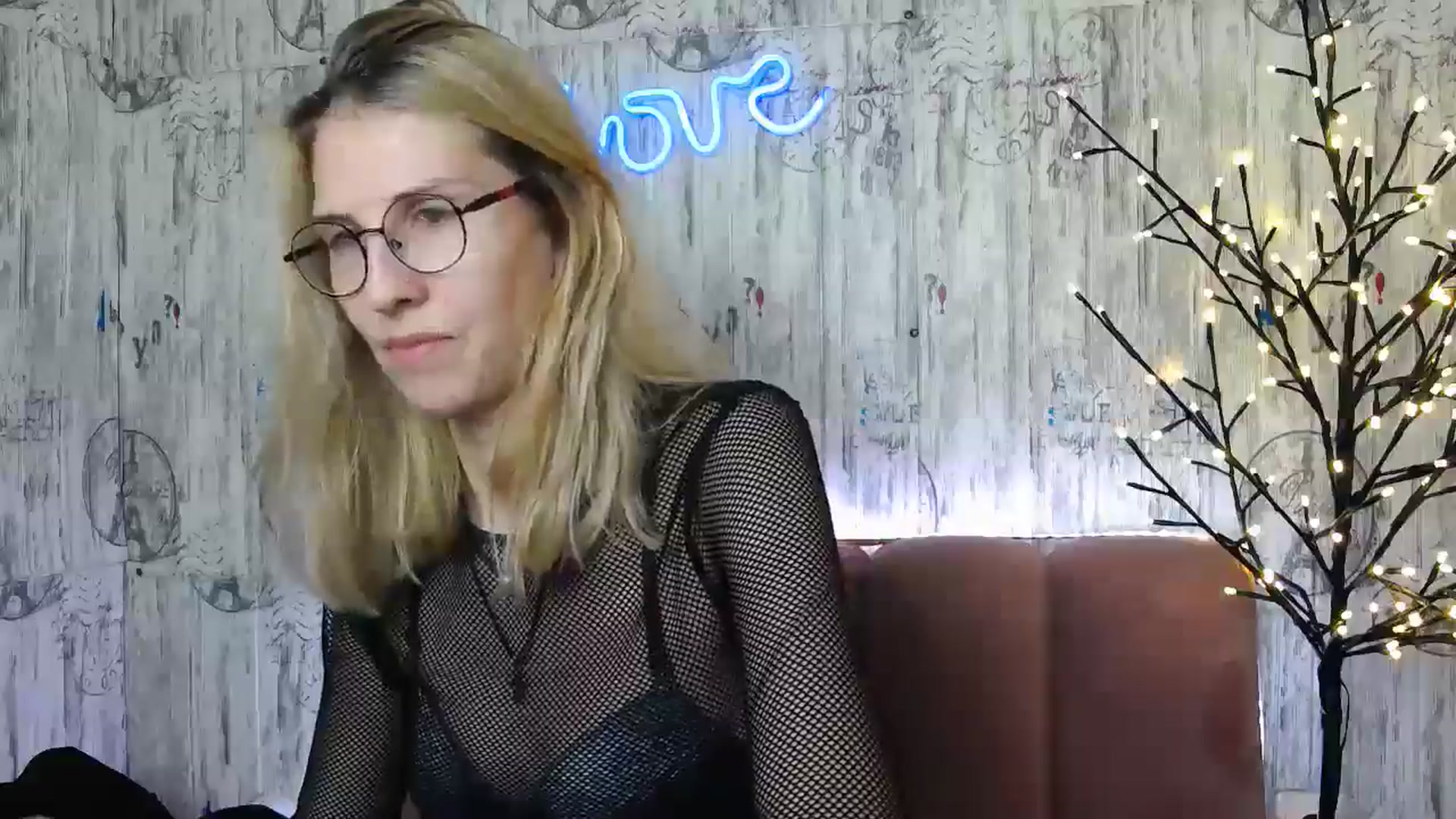 Gallery image thumbnail from EmmaKriss's myfreecams stream on, 12/25/2024, 16:10 image 20 of 20