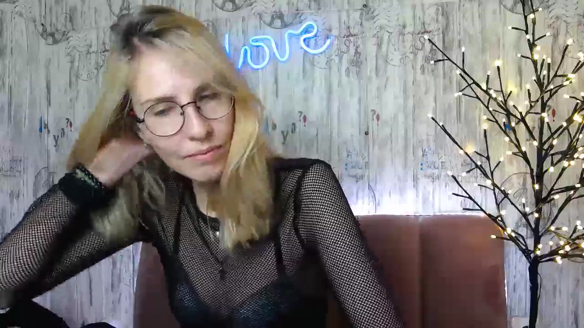 Gallery image thumbnail from EmmaKriss's myfreecams stream on, 12/25/2024, 16:10 image 3 of 20