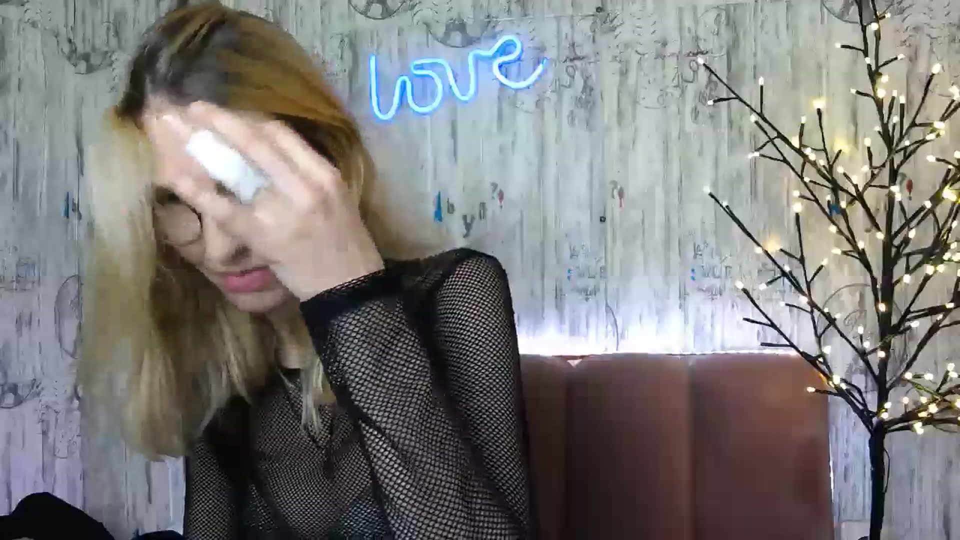 Gallery image thumbnail from EmmaKriss's myfreecams stream on, 12/25/2024, 16:10 image 17 of 20