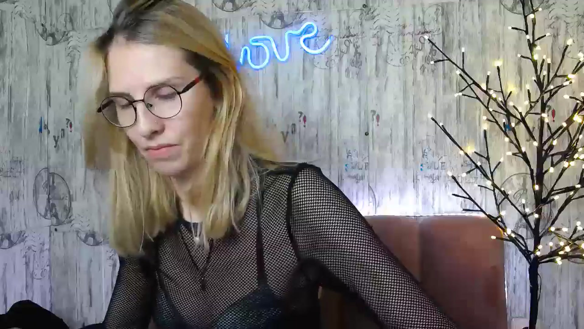 Gallery image thumbnail from EmmaKriss's myfreecams stream on, 12/25/2024, 16:10 image 14 of 20