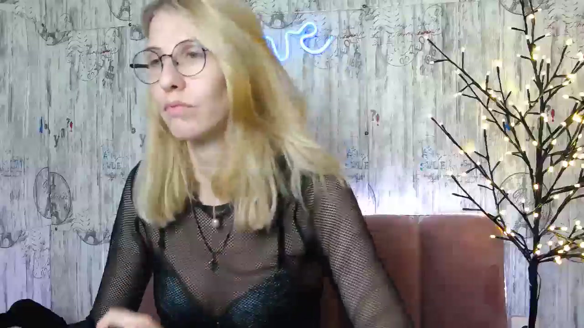 Gallery image thumbnail from EmmaKriss's myfreecams stream on, 12/25/2024, 16:10 image 6 of 20