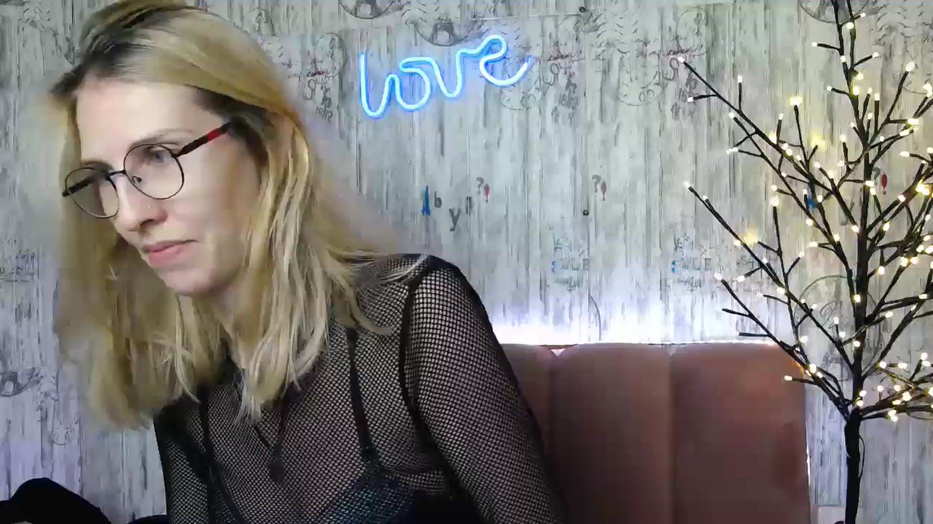 Gallery image thumbnail from EmmaKriss's myfreecams stream on, 12/25/2024, 16:10 image 18 of 20