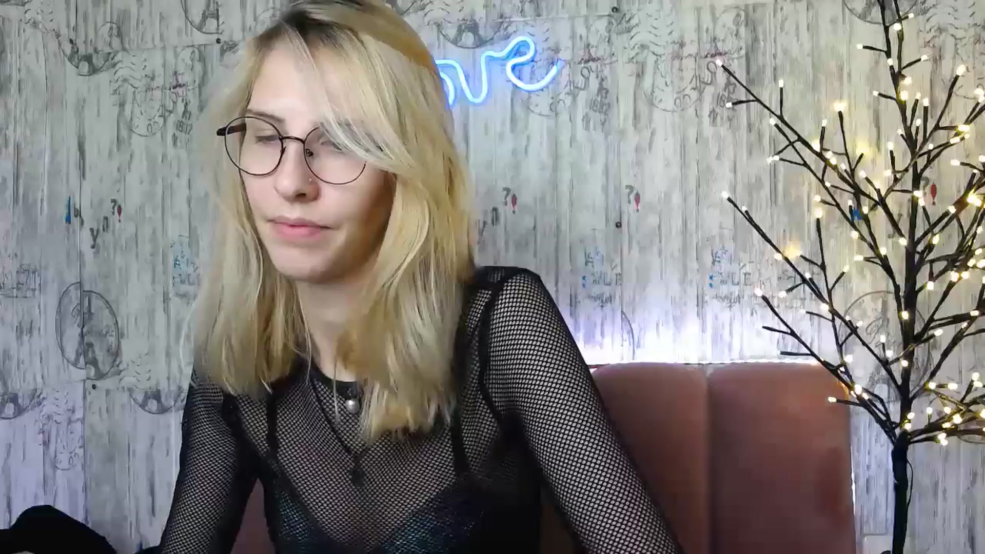 Gallery image thumbnail from EmmaKriss's myfreecams stream on, 12/25/2024, 16:10 image 5 of 20