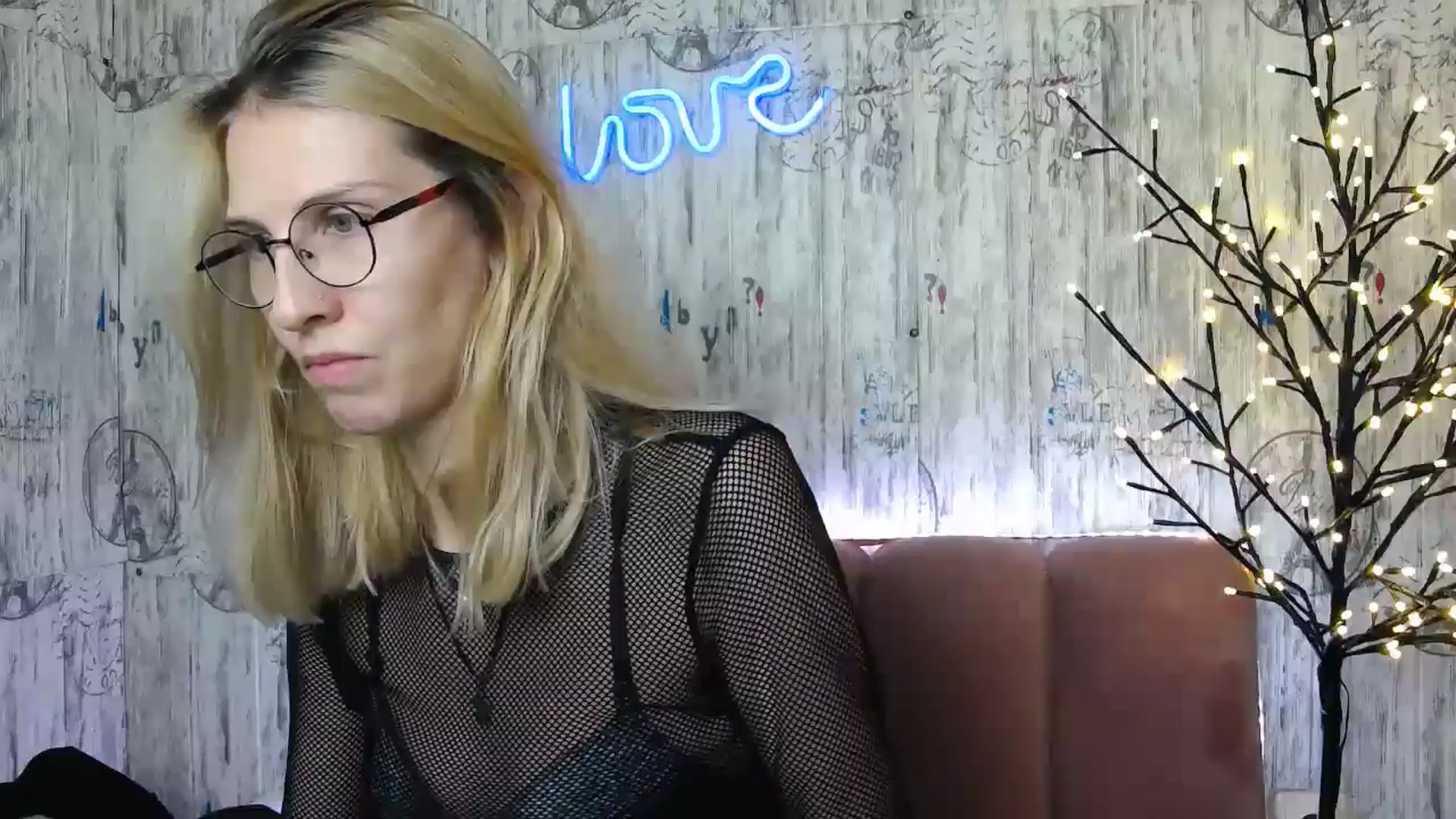 Gallery image thumbnail from EmmaKriss's myfreecams stream on, 12/25/2024, 16:10 image 16 of 20