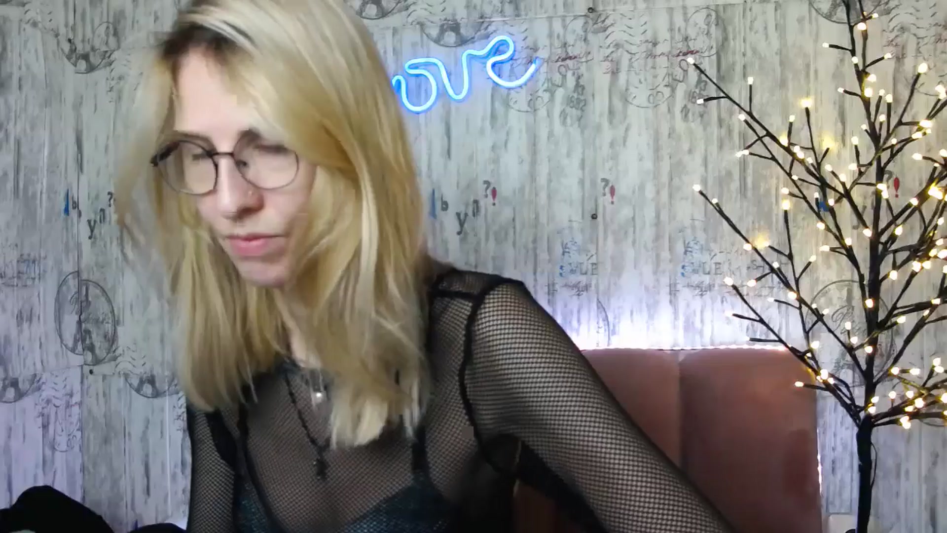 Gallery image thumbnail from EmmaKriss's myfreecams stream on, 12/25/2024, 16:10 image 13 of 20