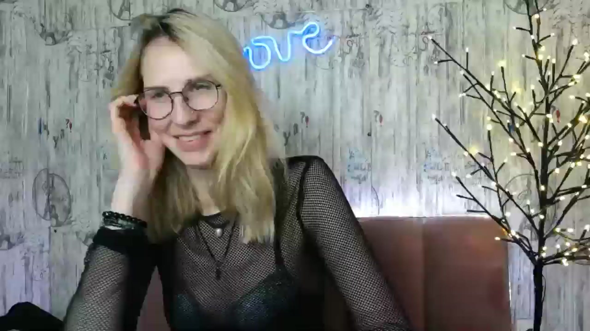 Gallery image thumbnail from EmmaKriss's myfreecams stream on, 12/25/2024, 17:26 image 8 of 20