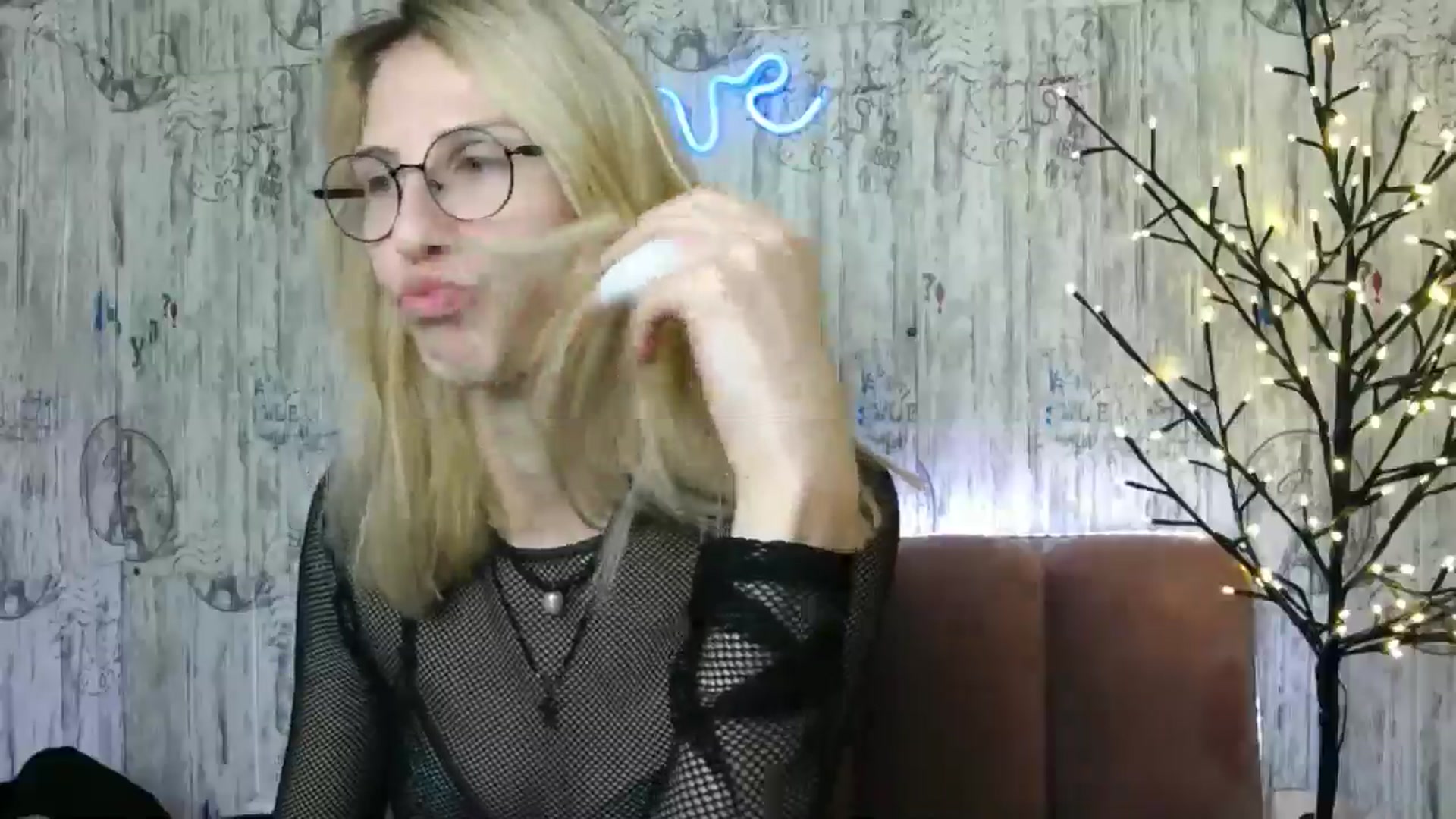 Gallery image thumbnail from EmmaKriss's myfreecams stream on, 12/25/2024, 17:26 image 9 of 20