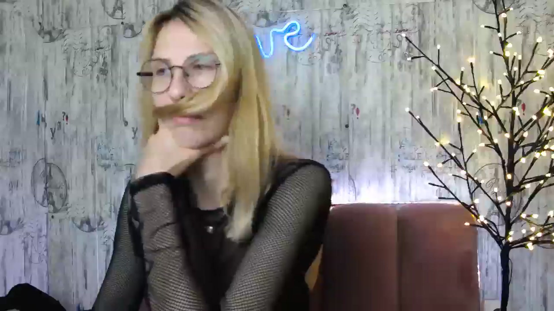 Gallery image thumbnail from EmmaKriss's myfreecams stream on, 12/25/2024, 17:26 image 16 of 20
