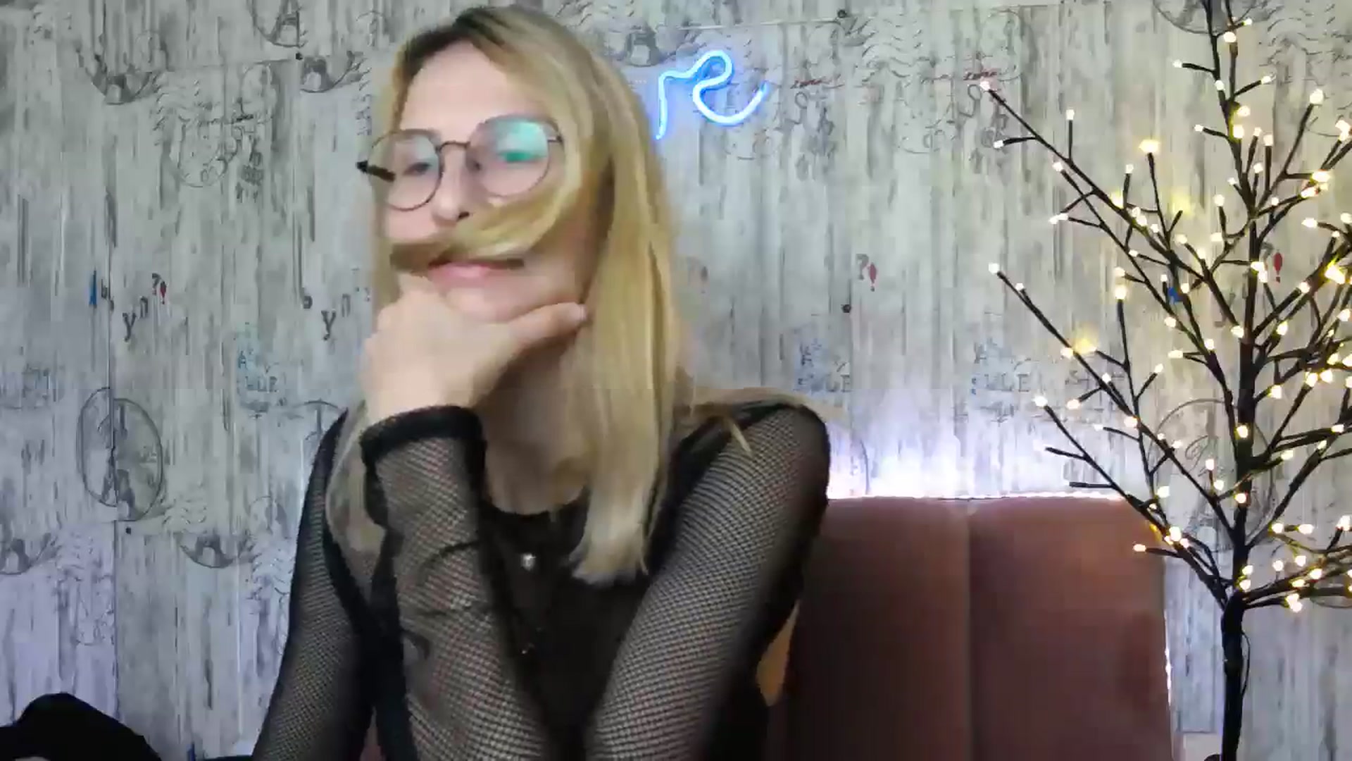 Gallery image thumbnail from EmmaKriss's myfreecams stream on, 12/25/2024, 17:26 image 15 of 20