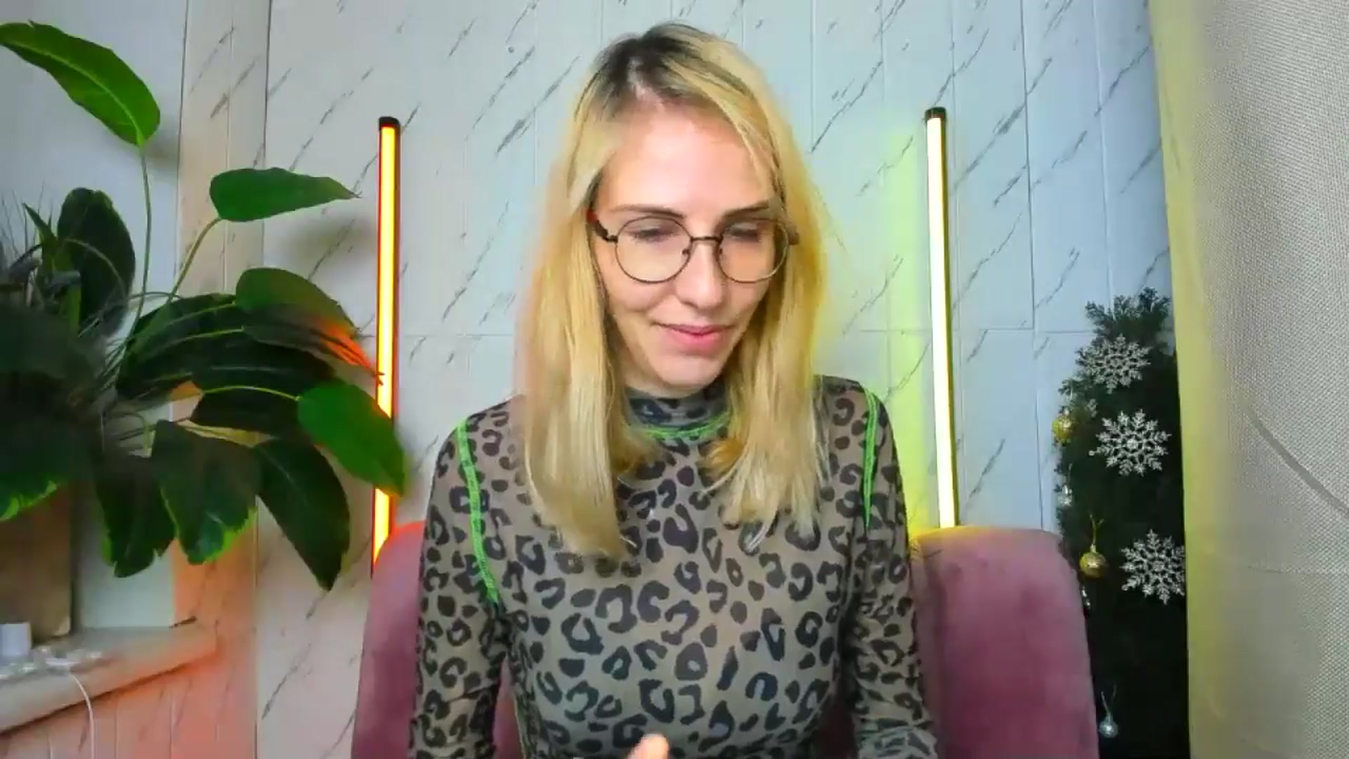 Gallery image thumbnail from EmmaKriss's myfreecams stream on, 12/31/2024, 10:42 image 17 of 20