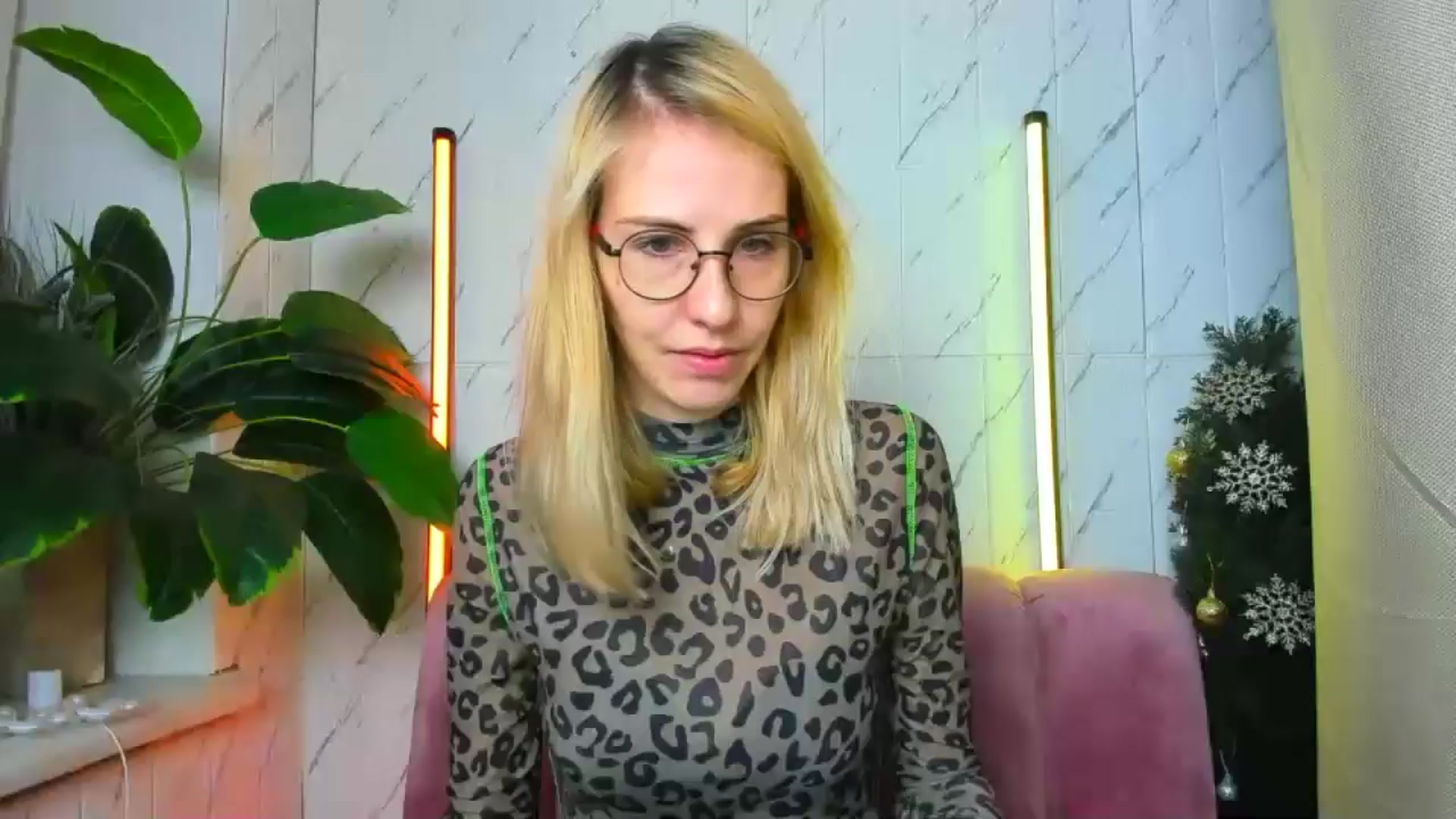 Gallery image thumbnail from EmmaKriss's myfreecams stream on, 12/31/2024, 10:42 image 3 of 20