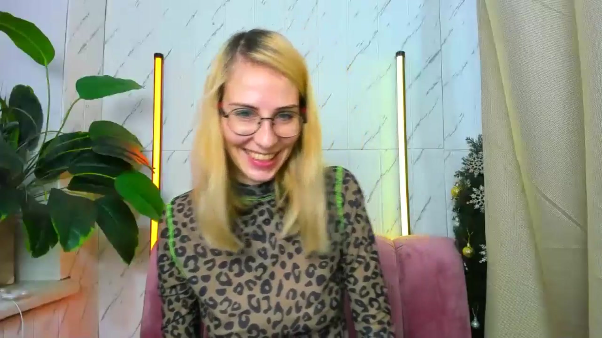 Gallery image thumbnail from EmmaKriss's myfreecams stream on, 12/31/2024, 12:55 image 10 of 20