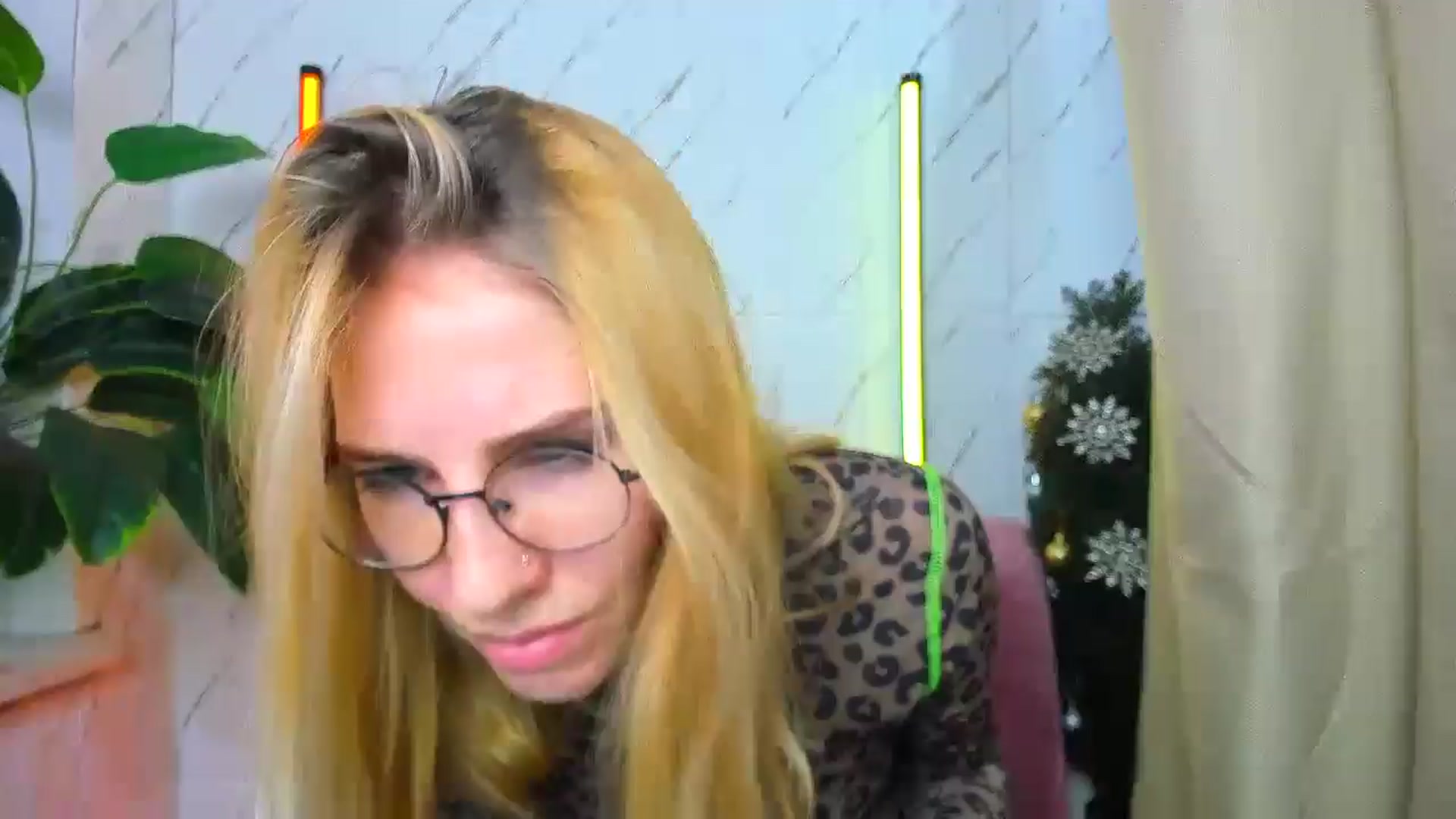 Gallery image thumbnail from EmmaKriss's myfreecams stream on, 12/31/2024, 13:59 image 17 of 20