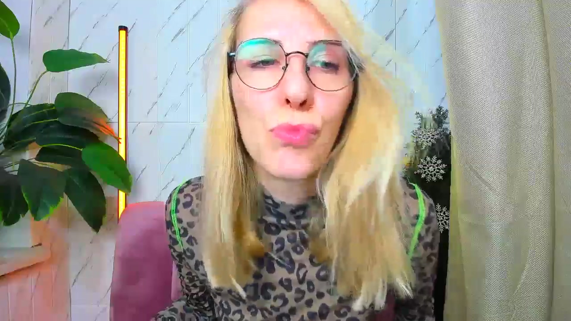 Gallery image thumbnail from EmmaKriss's myfreecams stream on, 12/31/2024, 13:59 image 20 of 20