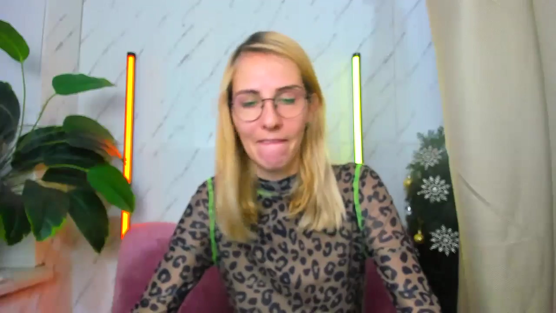 Gallery image thumbnail from EmmaKriss's myfreecams stream on, 12/31/2024, 13:59 image 7 of 20