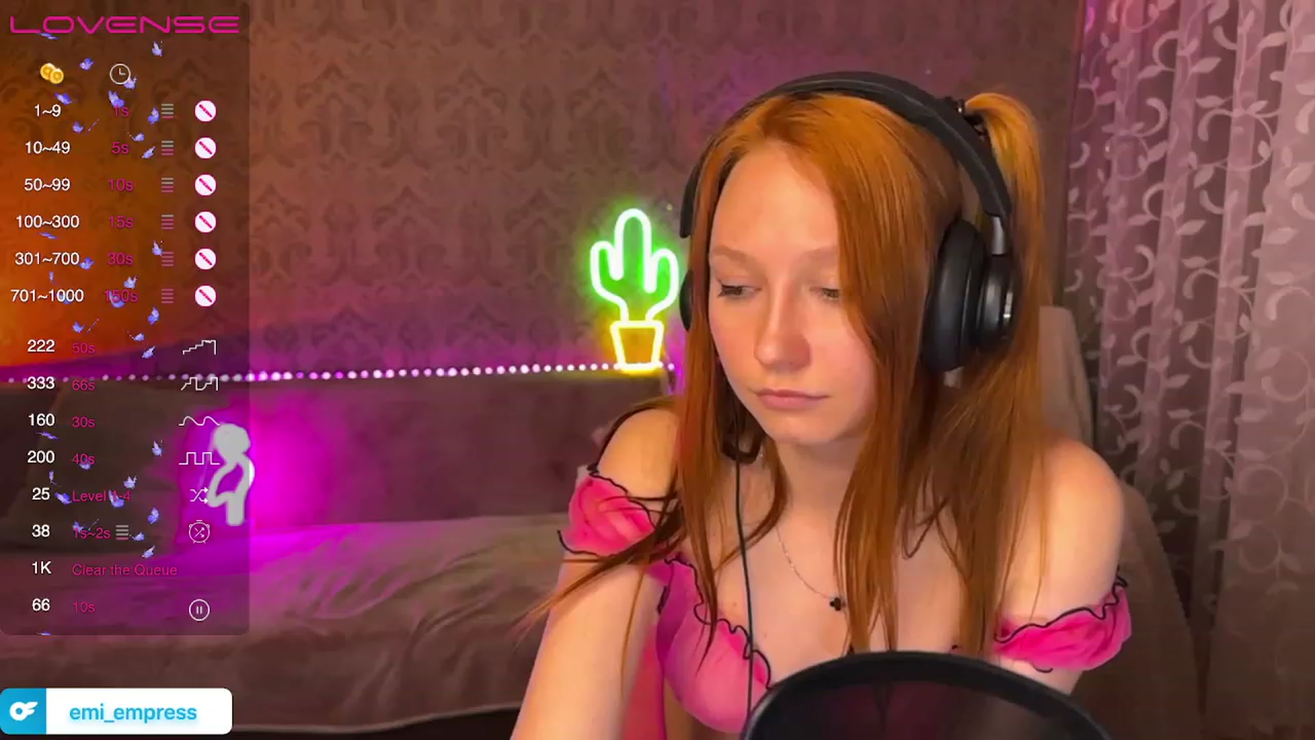 Gallery image thumbnail from EmmaRedFox's myfreecams stream on, 04/06/2023, 19:40 image 18 of 20