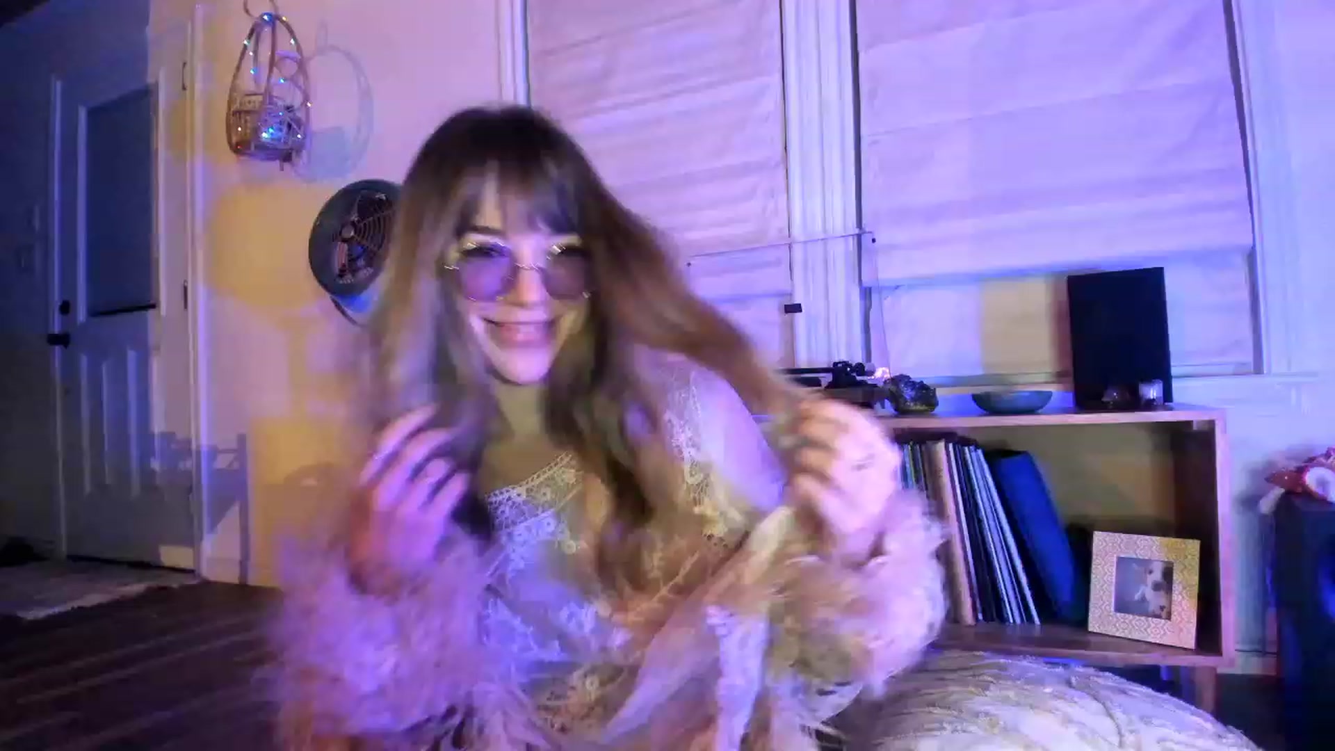 Gallery image thumbnail from EmmaStarseed's myfreecams stream on, 11/18/2022, 05:37 image 5 of 20