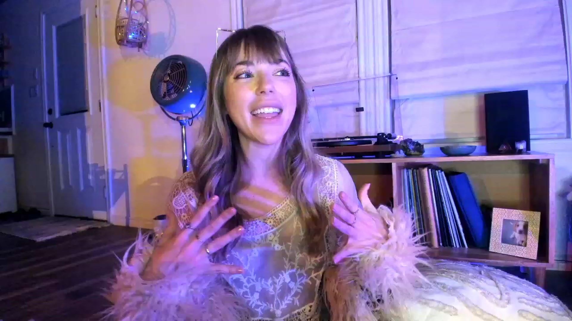 Gallery image thumbnail from EmmaStarseed's myfreecams stream on, 11/18/2022, 05:37 image 10 of 20